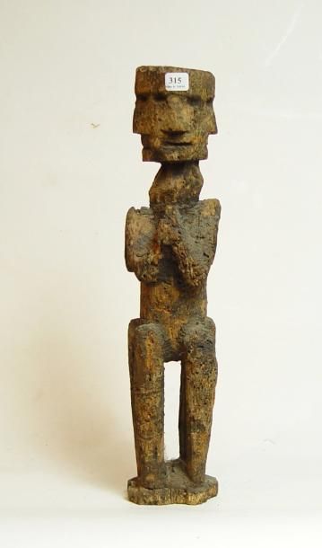 null STATUE. Bois patine croûteuse, la tête est sculptée de quatre visages.
Mali?
Haut....