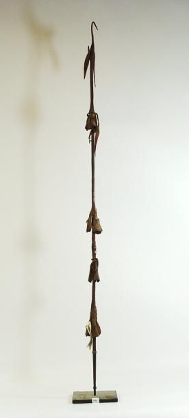 null AUTEL en fer avec clochettes surmonté d'un oiseau.
Nigeria.
Haut. 122 cm.