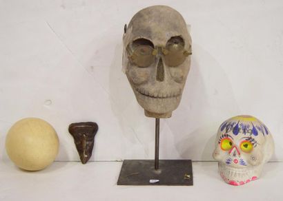 null Moulage de crâne en plâtre peint (Mexique), crâne en pierre dure du Timor et...