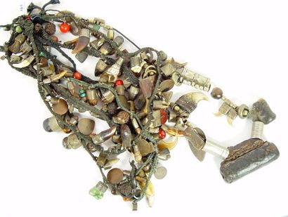 null Collection de cinq colliers «grigri» africains sertis de dents d'animaux, cristaux,...