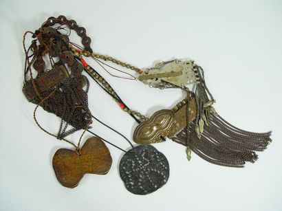 null Ensemble de sept colliers et pendentifs divers en métal, bois, pièces