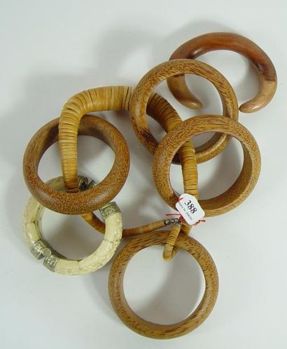 null Ensemble de cinq bracelets en bois, collier en rondelle de bois et bracelet...