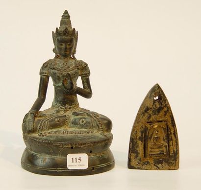 null Bouddha en bronze
Hauteur: 19 cm
On y joint un bas-relief