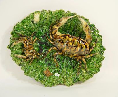 PORTUGAL *Plat ovale sur lequel sont posés un grand crabe et un petit crabe entourés...