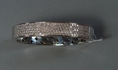 null "Bracelet rigide ouvrant en or gris pavé de diamants taillé sen brillant. Pds...