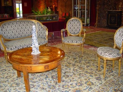 null "Canapé, deux fauteuils et deux chaises en bois doré. Style Louis XVI"