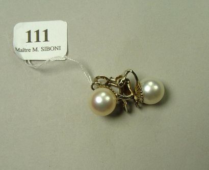 null Clips d'oreilles en or gris ornés chacun d'une perle de culture japonaise
Diamètre:...