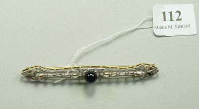 null Broche barrette ajourée en or jaune et or gris ornée au centre d'une perle d'onyx...
