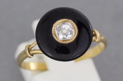 null Bague Napoléon III en or enrichie d'onyx centré d'un diamant
Pds: 3 g
