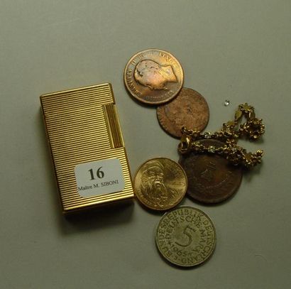 null Briquet DUPONT en métal doré, bracelet et pièces diverses