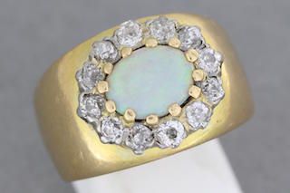 null Bague en or ornée d'une opale entouré de diamants
Pds: 17,2 g