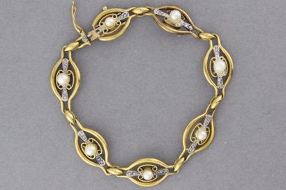 null Bracelet en or à motifs filigranés enrichi de diamants et de perles
Pds: 15,6...