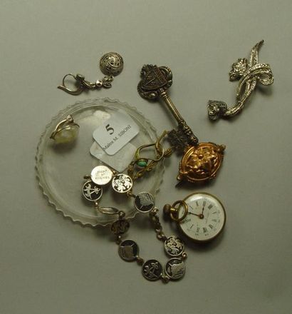 null Lot de bijoux fantaisie: montre de col, bracelet, boucles d'oreilles et bro...