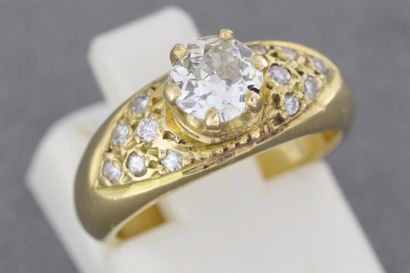 null Bague en or ornée d'un diamant épaulé de diamants
Pds: 4,4 g