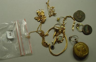 null Lot de bijoux fantaisie: bagues, broches et bracelets