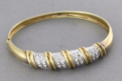 null Bracelet rigide ouvrant en or (14k) de deux tons enrichi de brillants
Pds: 21,3...