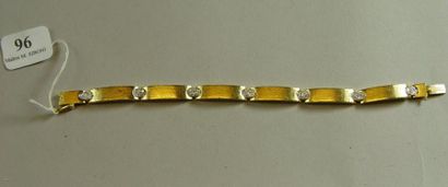 null Bracelet en or brossé enrichi de motifs sertis de brillants
Pds: 24 g
