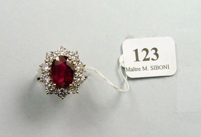 null Bague en or gris sertie d'un rubis entouré de diamants