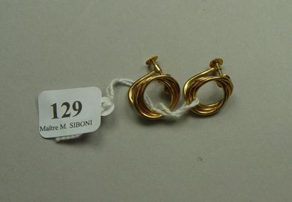 null Paire de boucles d'oreilles trois anneaux en or jaune
Poids net: 5,40 g