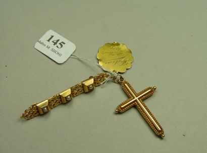 null Lot de bijoux en or jaune: croix, médaille et broche ouvragée trois perles
Pds:...