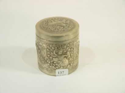 null Boîte couverte en métal argenté
Extrême-Orient
Hauteur: 8,5 cm