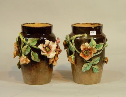 null Paire de vases en barbotine (accidents)