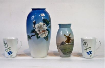 ROYAL COPENHAGUE & DANEMARK Deux vases à décor de fleurs et deux tasses