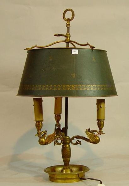 null Lampe bouillotte en bronze doré et tôle peinte à décor de cygnes
Hauteur: 66...