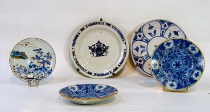 null Trois assiettes en porcelaine Extrême-Orient et deux plats