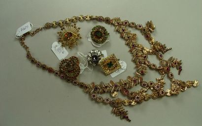 null Lot de broches vintage. On y joint un collier en strass