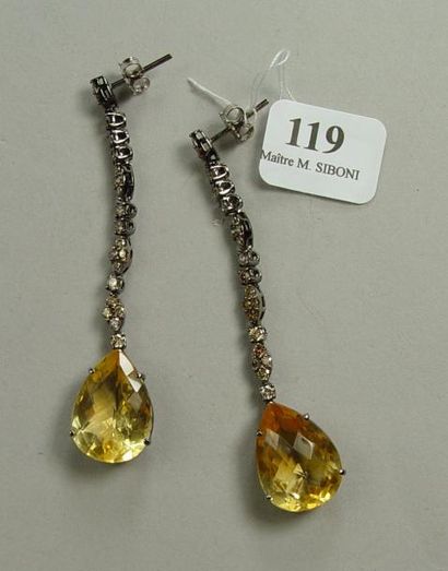 null Pendants d'oreilles en or noirci ornés de diamants cognac soutenant une citrine...