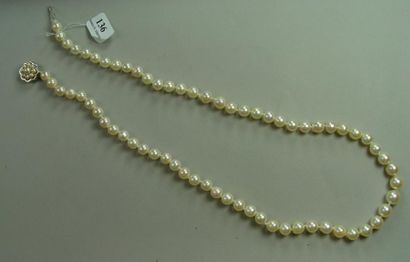 null Collier de perles de culture japonaises en chute
Fermoir ''fleur'' en or gris...