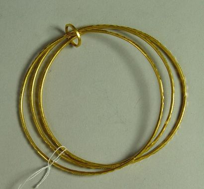 null Trois bracelets joncs en or jaune
Pds: 23,78 g