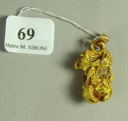 null Pendentif "Pépite" en or
Pds: 14,10 g