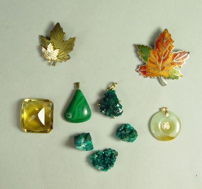 null Lot comprenant: broches, malachite, pierre, pendentifs