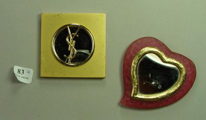 Yves ST LAURENT 
Poudrier en métal doré et miroir ''coeur''