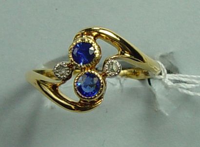 null Bague croisée en or jaune ornée de deux saphirs et d'une rose de chaque côté
XIXème...