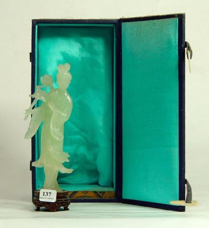 null "Femme à la fleur » et sa boîte
Sujet en pierre dure Chine
Hauteur: 17 cm
