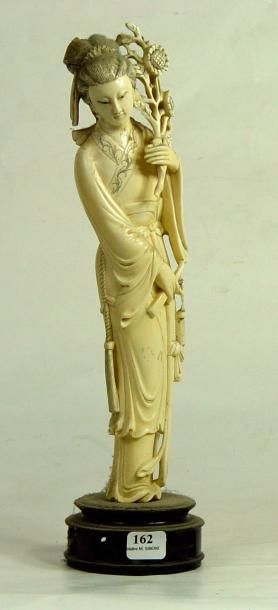 null "Femme à la fleur"
Sujet en ivoire du Japon
Fin XIXème siècle - début XXème...