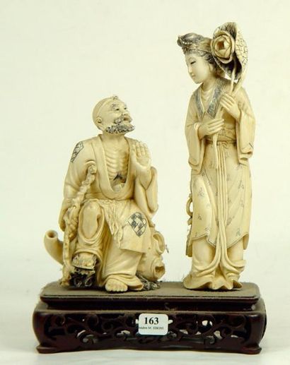null "Vieil homme et femme à la rose"
Groupe en ivoire du Japon
Fin XIXème siècle...