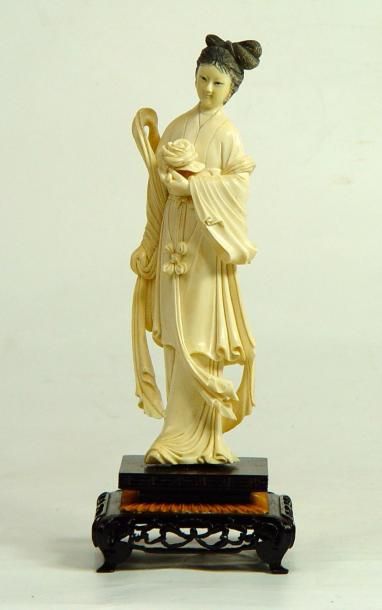 null "Femme à la fleur" et sa boîte
Sujet en ivoire du Japon
Fin XIXème siècle -...