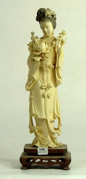 null "Femme aux fleurs"
Sujet en ivoire du Japon
Fin XIXème siècle - début XXème...