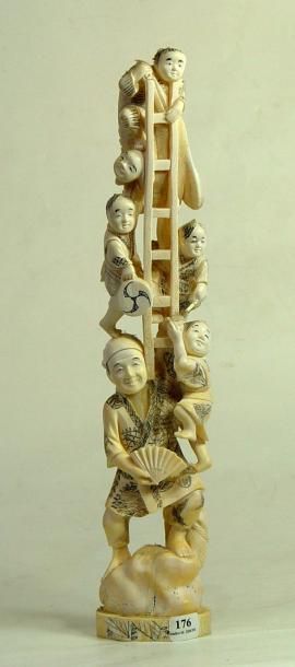 null "Homme et enfants à l'échelle"
Groupe en ivoire du Japon
Fin XIXème siècle -...