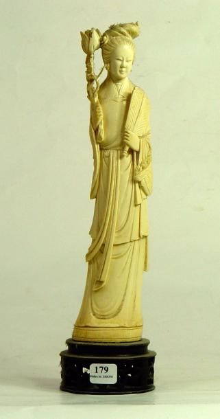 null "Femme à l'éventail"
Sujet en ivoire du Japon
Fin XIXème siècle - début XXème...