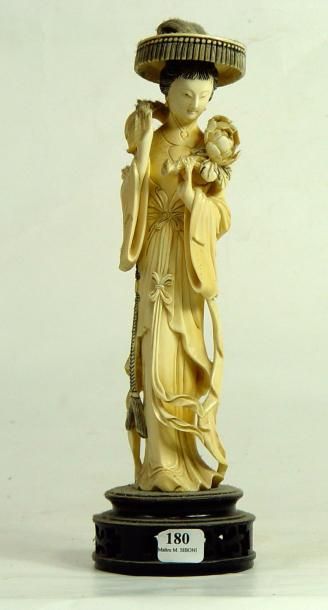 null "Femme au chapeau et à la fleur"
Sujet en ivoire du Japon
Fin XIXème siècle...