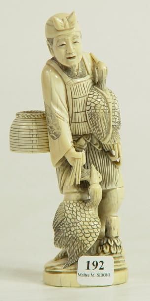 null "Homme au poisson et oiseaux"
Okimono en ivoire Cachet rouge
Hauteur: 15 cm