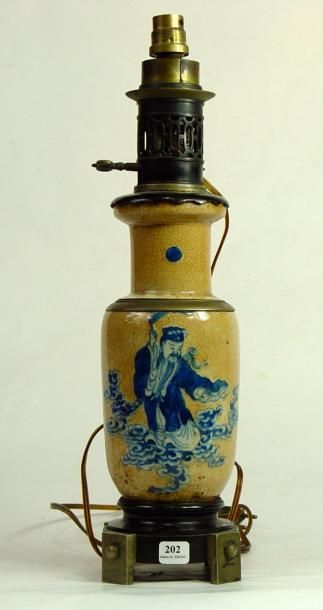 null Ming (dans le goût de)
Vase en céramique craquelée monté en lampe Socle en bronze
Hauteur:...