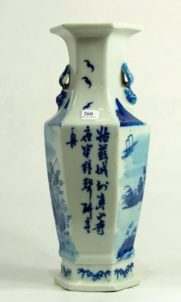 null Vase à pans coupés en porcelaine bleue et blanche de Chine
Hauteur: 33 cm