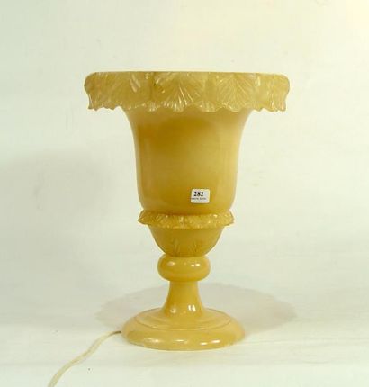 null Vase Médicis en albâtre monté en lampe
Hauteur: 32 cm