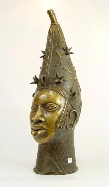 null "Femme à la coiffe"
Sculpture en bronze Style Bénin
Hauteur: 59 cm